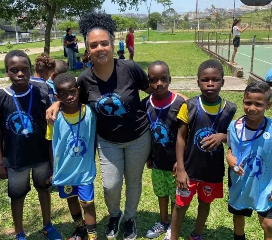 Copa Mirim Nossas Vozes com crianças jogando futebol